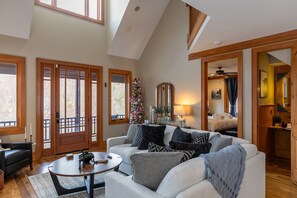 Televisión, chimenea, futbolito y tenis de mesa 