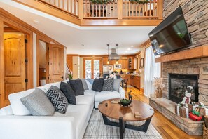 Televisión, chimenea, futbolito y tenis de mesa 