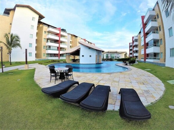 Una piscina al aire libre