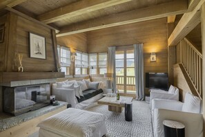 Télévision, cheminée, table de tennis de table, chaîne hi-fi