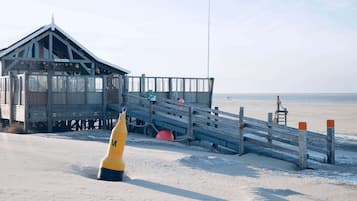 Perto da praia, espreguiçadeiras
