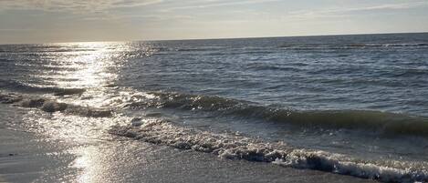 Nær stranden og solsenger