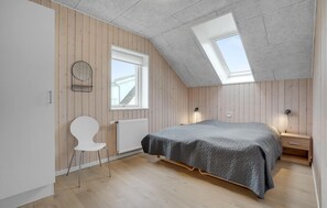 5 bedrooms, travel crib, free WiFi