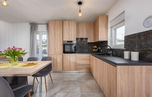 Fridge, oven, stovetop, dishwasher