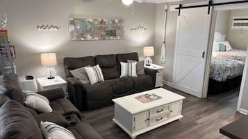 Una scrivania, ferro/asse da stiro, Wi-Fi gratuito, lenzuola