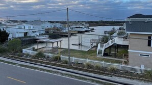Propiedad frente al agua con varios edificios, muelles y un puente peatonal.
