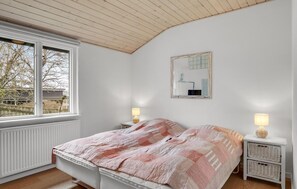 4 bedrooms, travel crib, free WiFi