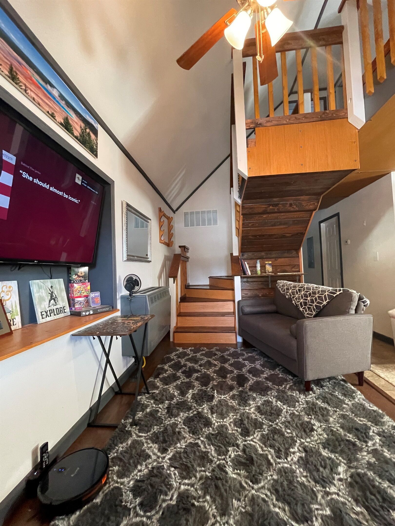 TV connectée, livres, écrans d'ordinateur