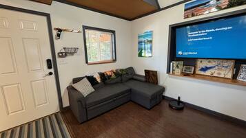 TV connectée, livres, écrans d'ordinateur