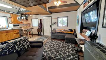 TV connectée, livres, écrans d'ordinateur