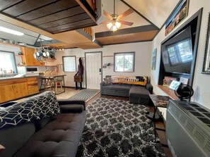 Älytelevisio, kirjoja, tietokoneen näyttö