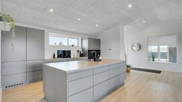 Køleskab, opvaskemaskine, kaffe-/temaskine