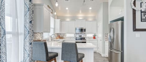 Réfrigérateur, four à micro-ondes, un four, surface de cuisson