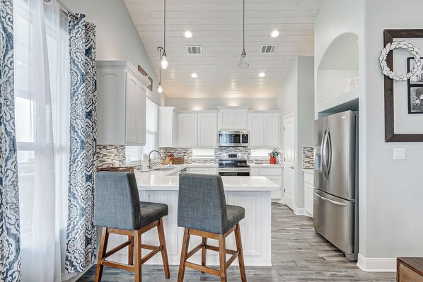 Fridge, microwave, oven, stovetop - Casa Chillax- Beachside-Generator-4 bedroom 2 bath, sleeps 10. (Crystal Beach)