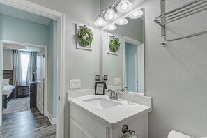 Shower, hair dryer, towels - Casa Chillax- Beachside-Generator-4 bedroom 2 bath, sleeps 10. (Crystal Beach)