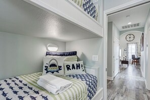 4 bedrooms, WiFi, bed sheets - Casa Chillax- Beachside-Generator-4 bedroom 2 bath, sleeps 10. (Crystal Beach)