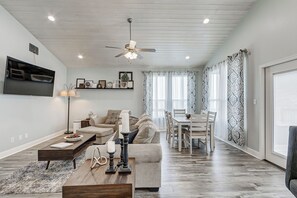 Smart TV - Casa Chillax- Beachside-Generator-4 bedroom 2 bath, sleeps 10. (Crystal Beach)