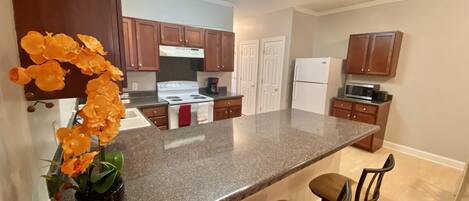 冷蔵庫、電子レンジ、オーブン、コンロ