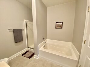 Bañera con ducha, secador de pelo, toallas, jabón