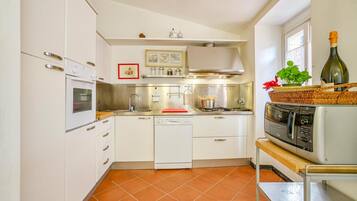 Fridge, stovetop, dishwasher