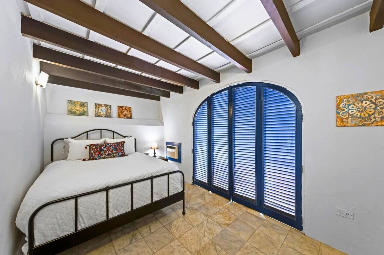 1 chambre, bureau, fer et planche à repasser, lit parapluie