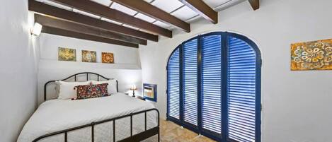 1 chambre, bureau, fer et planche à repasser, lit parapluie