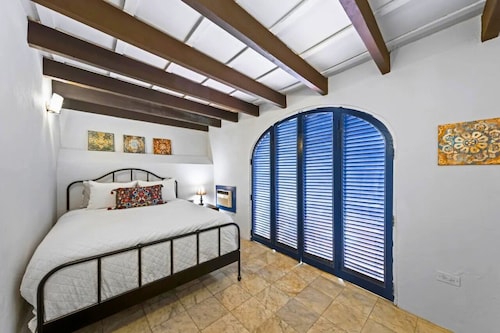 SJB-Iconic Spanish Colonial 1 Bedroom Old San Juan