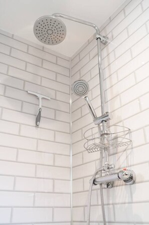 Apartment | Badezimmer | Dusche, Haartrockner, Handtücher