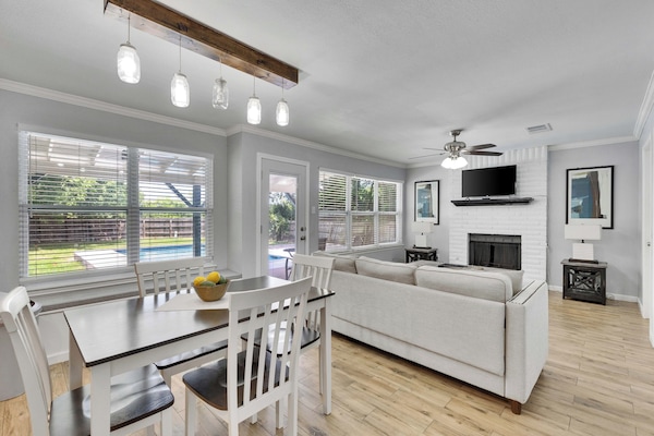 Smart TV, chimenea, videoteca