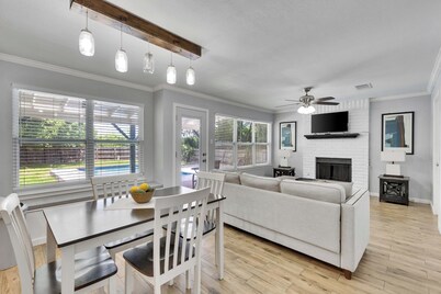 Relaxing 4-Bedroom Retreat with Pool & Spa in a Quiet Neighborhood