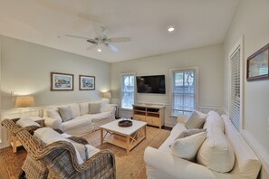 Smart TV, DVD player - A minute to community  pool & beach access. Bikes & beach gear in shed! (Seacrest)