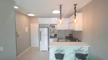 Geladeira, micro-ondas, fogão, cooktop