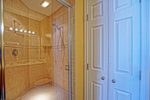 Duschwanne, Haartrockner, Toilettenpapier