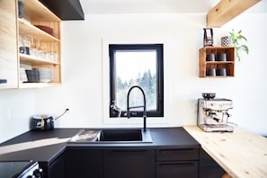 Fridge, oven, stovetop, coffee/tea maker