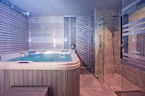 Ensemble baignoire-douche, baignoire à remous, séchoir à cheveux, bidet
