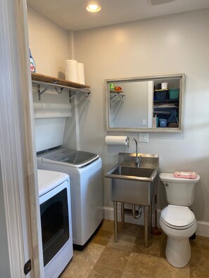 Shower, hair dryer, towels, soap - Memphis Meadows - Collierville Home - privacy with great views (Collierville)