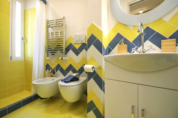 Asciugacapelli, asciugamani, sapone, shampoo