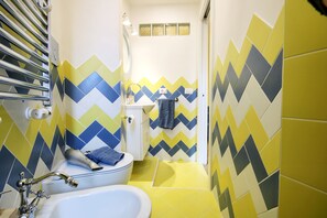 Haartrockner, Handtücher, Seife, Shampoo