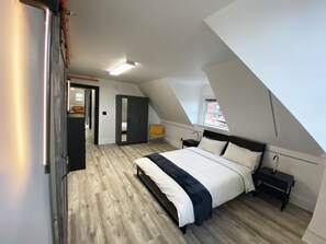 2 bedrooms, desk, WiFi