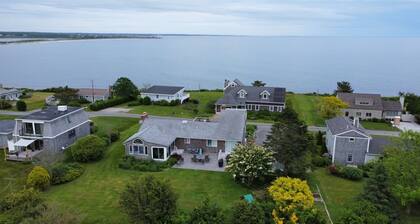 Little Compton: Sweeping ocean view, 5min walk 2 beach, big yard w/ patio, 4 BRs