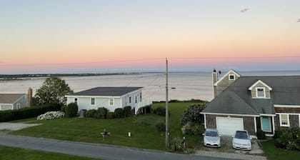 Little Compton: Sweeping ocean view, 5min walk 2 beach, big yard w/ patio, 4 BRs