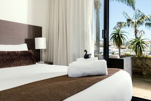 1 غرفة نوم وخزنة داخل الغرفة ومكتب ومكواة/لوح كي