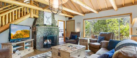 Smart-TV, Kamin, Bücher