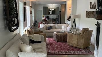 Smart TV, fireplace, books, stereo