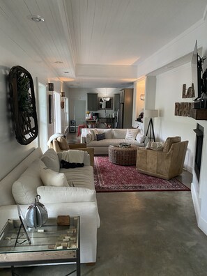 Smart TV, fireplace, books, stereo