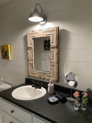 Ensemble douche/baignoire, sèche-cheveux, serviettes fournies, savon