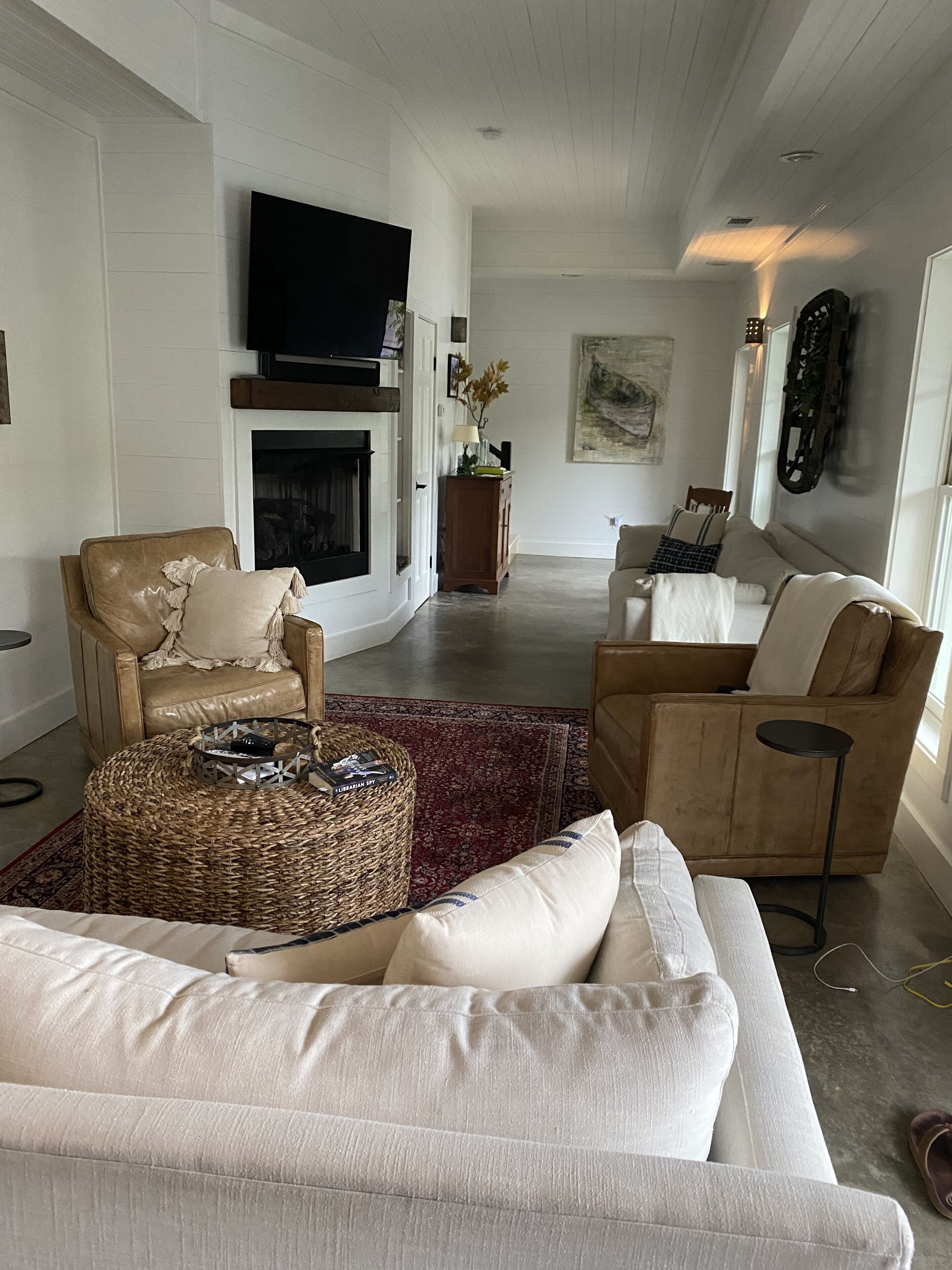 Smart TV, fireplace, books, stereo