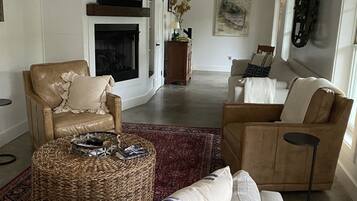 Smart TV, fireplace, books, stereo