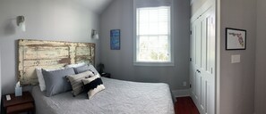 2 habitaciones, escritorio y tabla de planchar con plancha