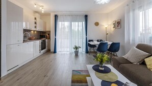 Een modern appartement met een keuken, eetgedeelte en woonkamer.